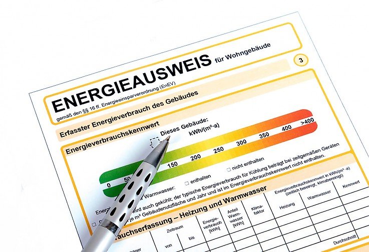 Foto Wer heute eine Bestandsimmobilie erwirbt, kauft mehr als nur Grund und Boden. Mit dem Eigentums�bergang � in der Regel dem Eintrag ins Grundbuch � gehen konkrete energetische Pflichten nach dem Geb�udeenergiegesetz (GEG) auf den neuen Eigent�mer �ber. <br>
