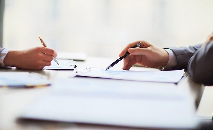 Foto Wer eine Immobilie kauft, erwirbt nicht nur Geb�ude und Grundst�cksfl�che � sondern auch die rechtlichen Belastungen, die mit dem Grundst�ck verbunden sind. Der wichtigste Blick f�r Kaufinteressenten gilt daher der Abteilung II des Grundbuchs.<br><br>