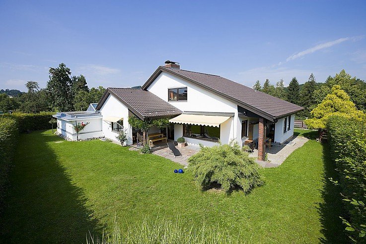 Foto Um den Verkaufswert Ihres Hauses vor dem Verkaufsstart sp�rbar zu steigern, m�ssen Sie nicht zwingend zehntausende Euro in eine Kernsanierung investieren. Oft bringen zielgerichtete, optische und energetische Ma�nahmen den h�chsten Return on Investment (ROI).