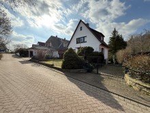 Stra�enansicht Aufwachen mit Blick auf den Ziegelsee: Einfamilienhaus in ruhiger Sackgassenlage provisionsfrei zu verkaufen!