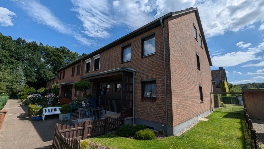 Frontansicht Reihenendhaus B�chen