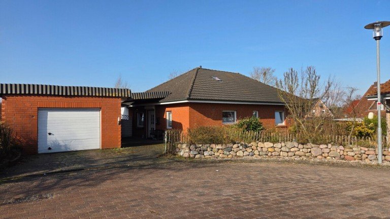 Hausansicht mit Garage Breitenfelde Bungalow Ebenerdiges Wohngl�ck in zeitloser Klinkeroptik: Gepflegter Bungalow mit Wohlf�hl-Garantie provisionsfrei zu verkaufen