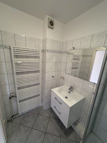 Badezimmer Lichtdurchflutet & einladend: Sonniges Wohnen auf 2,5-Zimmer mit Balkon und Garage