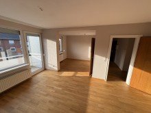 Wohnen und Essen Lichtdurchflutet & einladend: Sonniges Wohnen auf 2,5-Zimmer mit Balkon und Garage