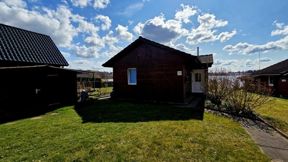 Frontansicht mit Gartenhaus Ferienhaus M�lln