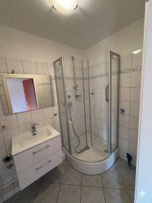 Badezimmer Lichtdurchflutet & einladend: Sonniges Wohnen auf 2,5-Zimmer mit Balkon und Garage