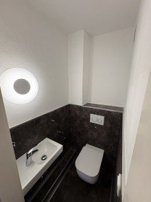 G�ste-WC Lichtdurchflutet & einladend: Sonniges Wohnen auf 2,5-Zimmer mit Balkon und Garage