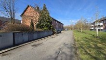 Einfahrt Lichtdurchflutet & einladend: Sonniges Wohnen auf 2,5-Zimmer mit Balkon und Garage